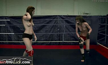 Atletická holka říká: práskni mě tím straponem po wrestlingu, ukaž mou oholenou píču.