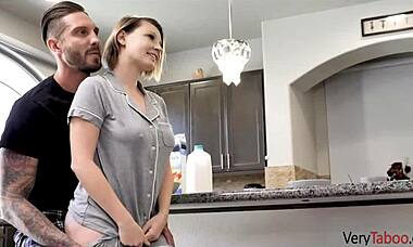 Nevlastní otec řeší tátova bratra s Cara May. Člověče, tahle rodinná věc se rychle zamotá, lol! 😅