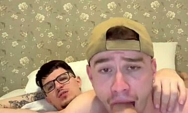 Grote nerd ontmaagdt collega nu