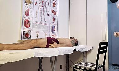 Pacient sa nevie ovládať a stvrdne pred sestrou počas vyšetrenia!