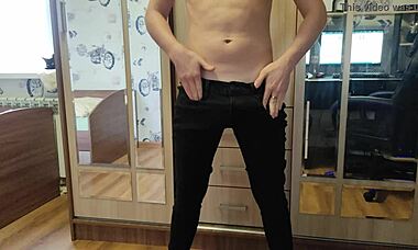 Massage turns into moaning orgasm in her room