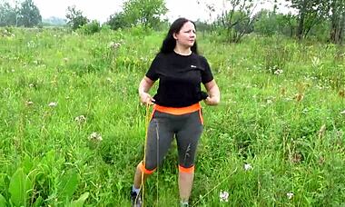 Гърдеста MILF копнее за краставица и ягоди за самостоятелно забавление на открито