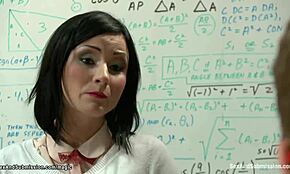 Ome, meu professor me amarrou e fodeu minha boca tão forte... garota 18+ engasgando aqui!