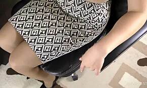 Amatoriale ragazza 18+ sorellastra stuzzica con seghetta su calze