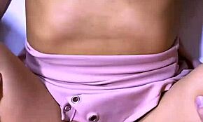 สาวลาตินน้องสาวตัวขี้อายดึงเขาเข้าอพาร์ตเมนต์เพื่อความเสียวต้องห้ามและการเจอแบบลับๆ ความน่ารักของเธอห้ามใจไม่ได้