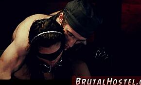 Piika dominoi sidotun latinalaisen teinin Gina Valentinan