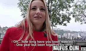 Ehi, guarda questa giovane moglie bionda Kiki Cyrus che scopa in bagno per beneficenza su Mofos! Così calda! 🔥