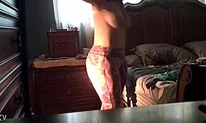 छुपी कैम पत्नी को नंगा करते हुए कैप्चर करती है, झूलती चूचियाँ और गंद दिखाती हुई