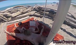 Ekshibitionistka učiteljica daje amaterski milf roko na javni nudistični plaži