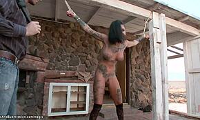 이 가슴 큰 문신 틴 18+ 묶고 세게 목 조름.