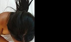 Latina gostosa ajoelha para chupar pauzão com deepthroat. Rosto socado com força.