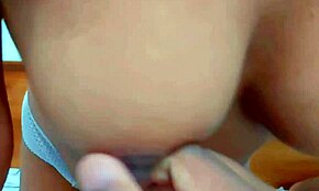 Stiefzus biedt verleidelijke POV blowjob met grote tieten