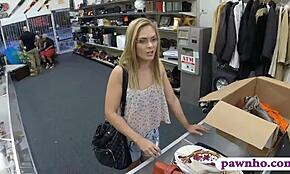 Jeg spionerede på denne amatør-tøs med briller der bliver kneppet af pantelåners monsterpik på skjult kamera