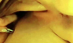 Уау, виж тази дребна 18-годишна девойка стене силно докато я чукат жестоко в хотелска стая!