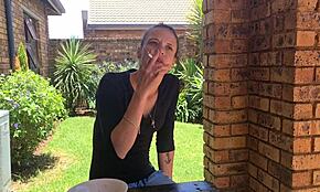 Man, ik ben zo wanhopig, plas mijn mom jeans buiten terwijl ik rook... ugh!