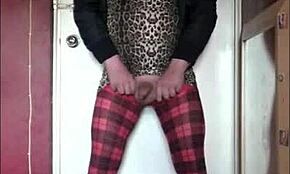 Nieśmiała amatorka masturbuje się, pragnąc szybciej dojść w domowej sesji