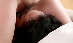 brunette لاتينية تغري صديقتها المثلية بأفعال شفط حارة. لسانها يستكشف كل شبر.