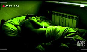 Éjjellátó kamera leleplezi a barátnőmet, ahogy BASZ a legjobb barátommal titokban késő éjjel áruláskor.