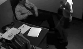 Teen-Schlampe lutscht Schwanz auf Knien