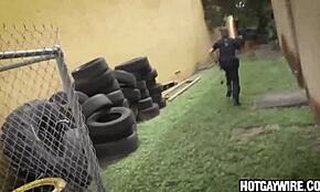 رجل أسود يشعر بإثارة قوية مع ضابطين ينيكانه في الشغل