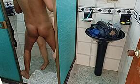 Espionner ma belle-fille sous la douche, je me branle pendant qu'elle se déshabille, on baise fort jusqu'à presque se faire prendre.