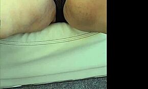 Fed sexet BBW bedstemor i rødt undertøj blinker håret fisse!