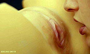 Ei, confira a amadora Lina lambendo buceta de perto pela primeira vez ASMR