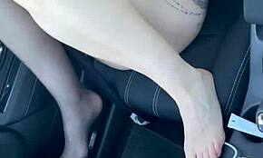 Nuori täysi-ikäinen masturboi alushousuissa autossa