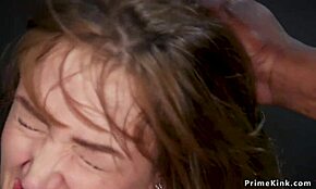 Styvmoder underkastar sig sin svarte chef i kinkig threesome med tonåringen 18+, bunden och rollspel