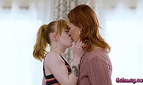 Siri Dahl копнее за сладките ласки на Madi Collins