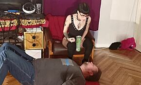 Domina goth slabă hrănește gura sclavului din gură în gură HD