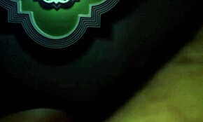 Latinska devojka opušta dupe za jahanje i ostavlja ga da curi od sperme