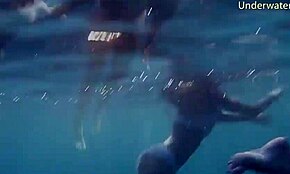 Γυμνές κοπέλες Tenerife πιτσιλίζουν στο νερό