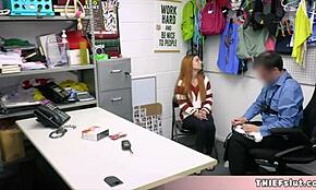 فيوليت الجميلة الغريبة سرقت بدلة أرنب، الآن تنيك حارس الأمن المتحمس.