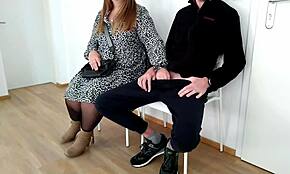 Sexy MILF-Fremde gibt mir einen wilden Handjob im Empfangsraum