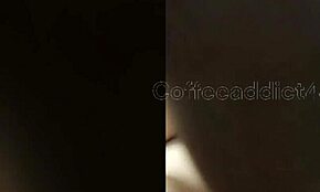 Latina tínedžerka jazdi holou mačkou na prirodzených cicích