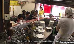 النادلة اليابانية ميمي أسوكا تُلعب بأصابعها بقوة في مطعم مزدحم