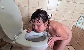 Vécé kurva merül el a mocskos önmegalázásban zuhany alatt