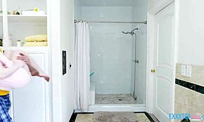 Blond tenåring 18+ Haley Spades boret og dynket av stedaddy Clarke Kent i vill økt.