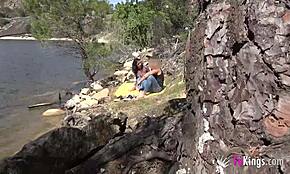 La chaude nudiste Noa séduit et baise un mec au hasard sur la plage
