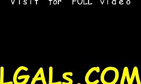 Wow, kolla dessa snygga skönheter som slickar och fingerar varandra med vild lust!