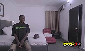 Διανομέα, μπορείς να με γαμήσεις σκληρά σε αυτό το δωμάτιο ξενοδοχείου; Σε παρακαλώ!