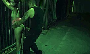 Sıcak sarışın genç 18+ partnerler, adamlar kadınlara asılıyor