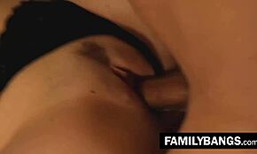 Familybangs: Empresário Surpreendido pela Enteada Acompanhante Jon Rouge e Penelope Kay