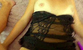 섹시한 러시아 청년이 자지에서 여러 오르가즘 즐기다. 홈메이드 POV에서 좁은 보지로부터 크림파이 흘러