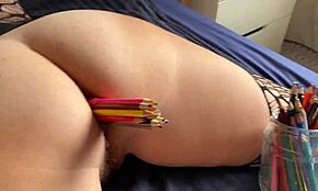 वे मेरे गंद में पेंसिल डालते हैं, छेद को खराब तरीके से स्ट्रेच करते हैं