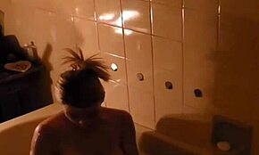 Rejtett kamerával kémkedem a szobatársam után a kollégiumi szobában késő éjjel