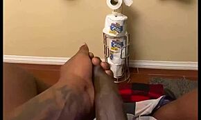 बाथरूम में अपना बड़ा काला लंड सहलाते हुए मैं कराहना नहीं रोक पा रहा