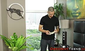 فتاة مراهقة 18+ مقيدة تتوسل نيك خشن وإفراز