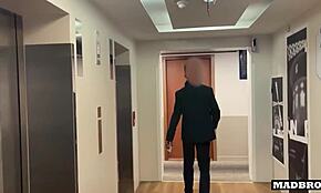 Украинска прислужница хваната да краде, сега чукана твърдо в тоалетната!